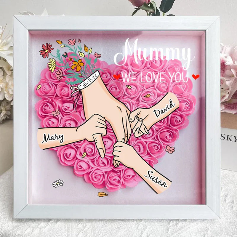 We Love You Mama Hand Holding - Gepersonaliseerde Bloemen Schaduwdoos